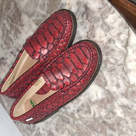 Fascani Snakeskin Red Kids Girls Dress Shoes Size 34 (US 2.5) New Unboxed - Picture 1 of 1